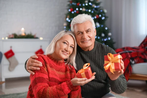 Mature Couple Celebrating Christmas Home — Stock Photo, Image