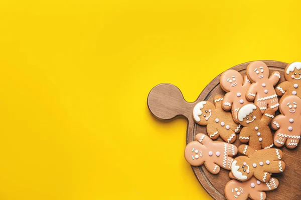 Board Tasty Gingerbread Cookies Color Background — Stock Photo, Image
