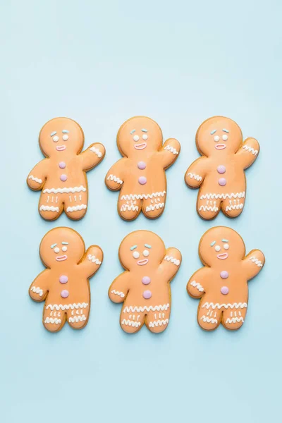 Tasty Gingerbread Cookies Color Background — Stock Photo, Image