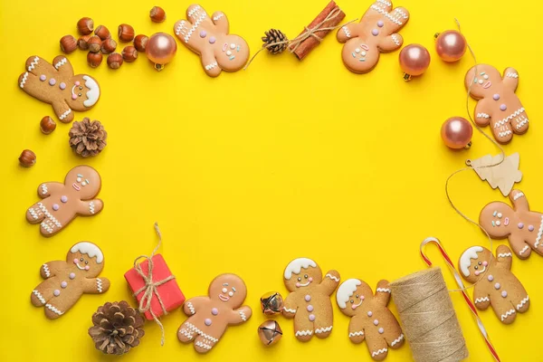 Marco Hecho Sabrosas Galletas Jengibre Decoración Navidad Sobre Fondo Color — Foto de Stock