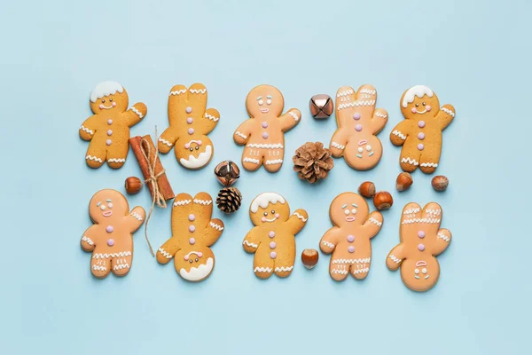 おいしいジンジャーブレッドクッキーと色の背景にクリスマスの装飾 — ストック写真