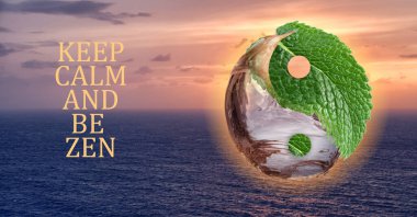Yin-yang sembolü ve metin CALM 'ı koruyun ve gün batımında güzel denize karşı ZEN olun