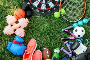 Yeşil çimenlerin üzerindeki spor malzemelerinden yapılmış çerçeve