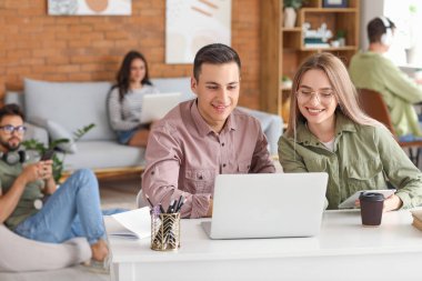 Modern cihazlara sahip öğrenciler evde çevrimiçi çalışıyor