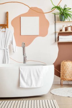 Şık, temiz bir banyo.