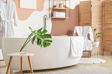 Şık, temiz bir banyo.