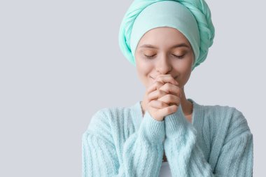 Gri arka planda kemoterapiden sonra iyimser kadın