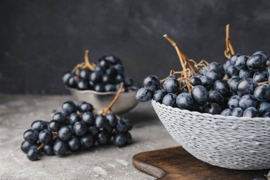 Masada olgun üzümlerle dolu bir kase.