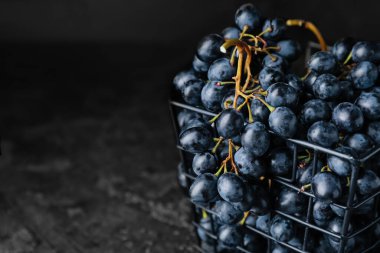 Masada olgun üzümlü sepet.