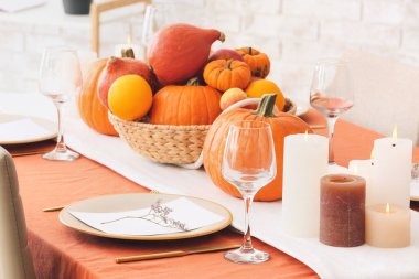 Yemek odasında balkabakları olan güzel bir masa.