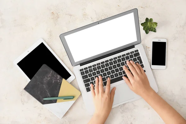 Female Hands Modern Laptop Light Background — Stock Photo, Image