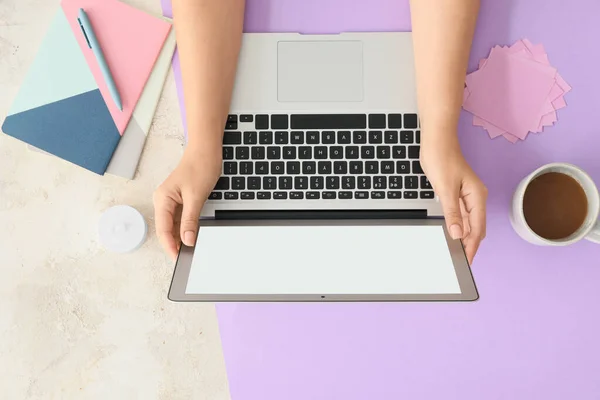Női Kéz Modern Laptop Színes Háttér — Stock Fotó