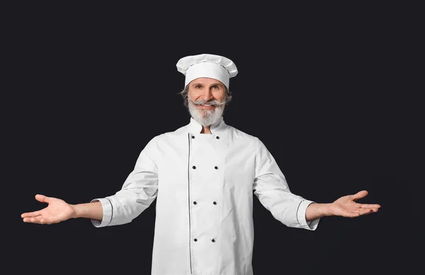 Rijpere Mannelijke Chef Kok Donkere Achtergrond — Stockfoto
