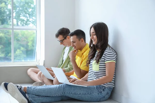 Studenti Con Dispositivi Moderni Che Studiano Online Chiuso — Foto Stock