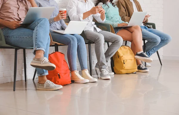 Estudiantes Con Dispositivos Modernos Estudiando Línea Interiores — Foto de Stock