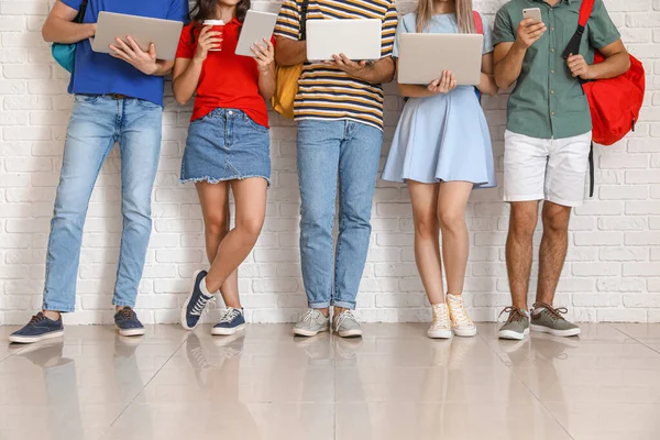 Estudiantes Con Dispositivos Modernos Cerca Pared Luz — Foto de Stock