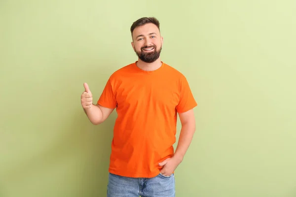 Jóképű Férfi Narancssárga Pólóban Mutatja Hüvelykujj Színes Háttér — Stock Fotó