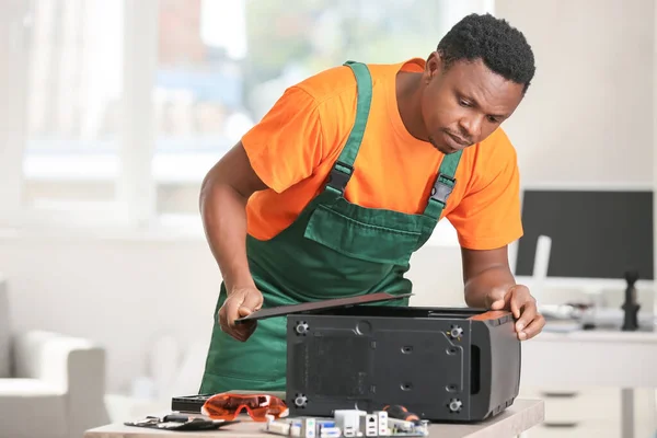 Afroameričtí Technici Opravují Počítač Servisním Středisku — Stock fotografie
