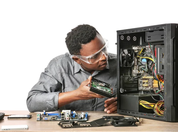 Técnico Afro Americano Reparando Computador Fundo Branco — Fotografia de Stock
