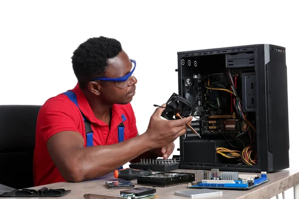 Афроамериканский Техник Ремонтирующий Компьютер Белом Фоне — стоковое фото