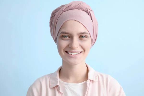 Mujer Optimista Después Quimioterapia Sobre Fondo Color — Foto de Stock
