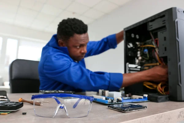 African American Technician Repairing Computer Service Center — Stock Photo, Image