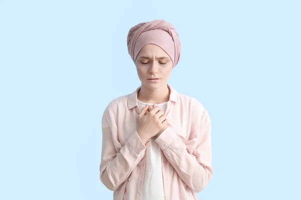 Traurige Frau Nach Chemotherapie Vor Farbigem Hintergrund — Stockfoto