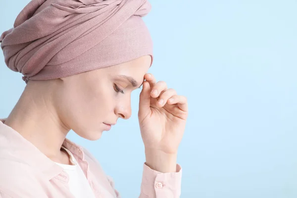 Mujer Triste Después Quimioterapia Fondo Color — Foto de Stock