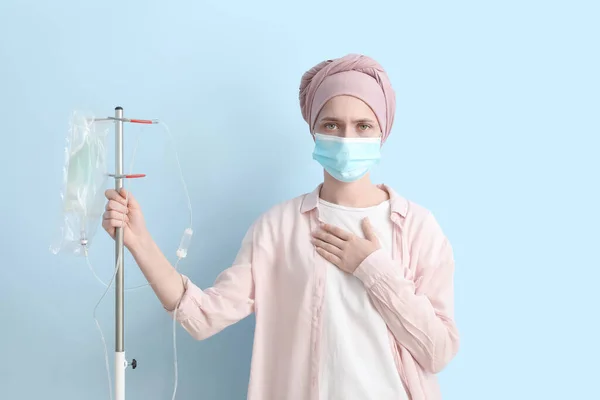 Wanita Menjalani Kursus Terapi Kimia Dengan Latar Belakang Warna — Stok Foto