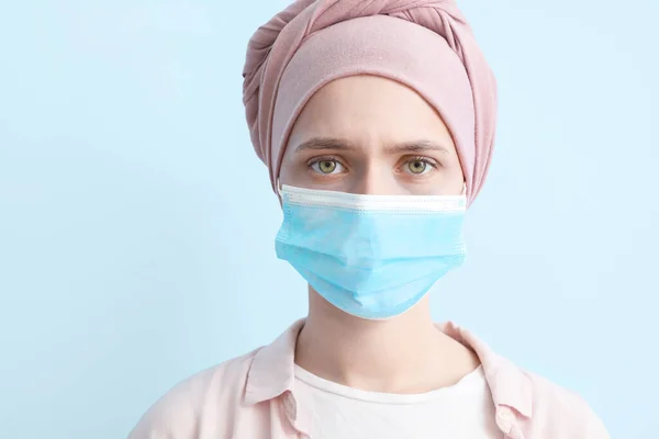 Wanita Setelah Kemoterapi Memakai Topeng Medis Pada Latar Belakang Warna — Stok Foto
