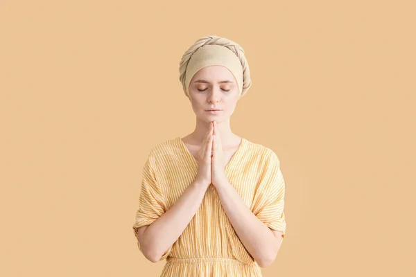 Προσευχή Γυναίκα Μετά Από Χημειοθεραπεία Στο Φόντο Χρώμα — Φωτογραφία Αρχείου