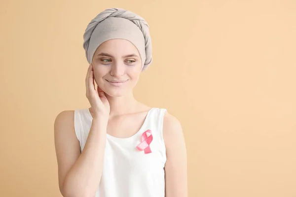 Mujer Después Quimioterapia Con Cinta Rosa Sobre Fondo Color Concientización — Foto de Stock