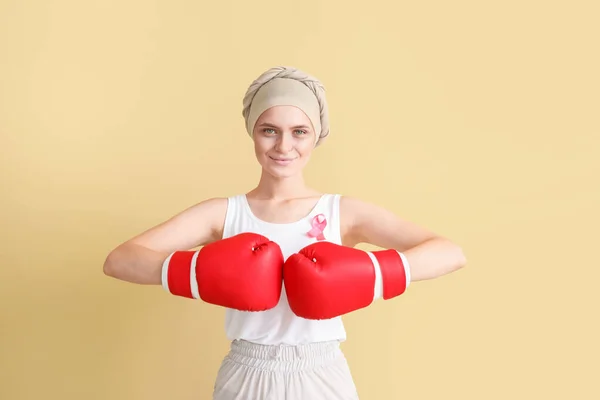 Mujer Después Quimioterapia Guantes Boxeo Sobre Fondo Color Lucha Contra — Foto de Stock
