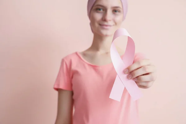 Mujer Después Quimioterapia Con Cinta Rosa Sobre Fondo Color Concientización — Foto de Stock