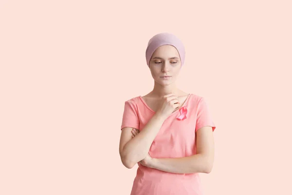 Mulher Após Quimioterapia Com Fita Rosa Fundo Cor Consciência Cancro — Fotografia de Stock