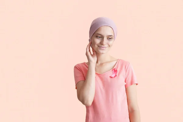化疗后妇女与粉红色带的彩色背景 乳腺癌意识 — 图库照片