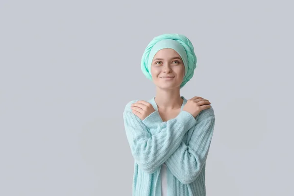 Optimistische Frau Nach Chemotherapie Vor Grauem Hintergrund — Stockfoto