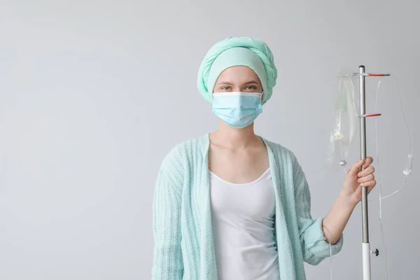 Wanita Menjalani Kursus Terapi Kimia Dengan Latar Belakang Abu Abu — Stok Foto