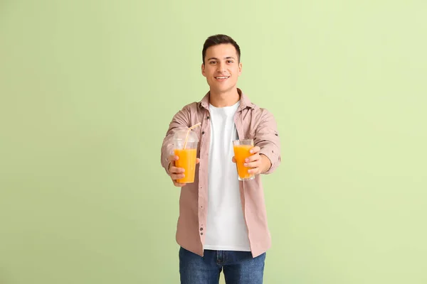 Hombre Guapo Con Jugo Naranja Sobre Fondo Color —  Fotos de Stock