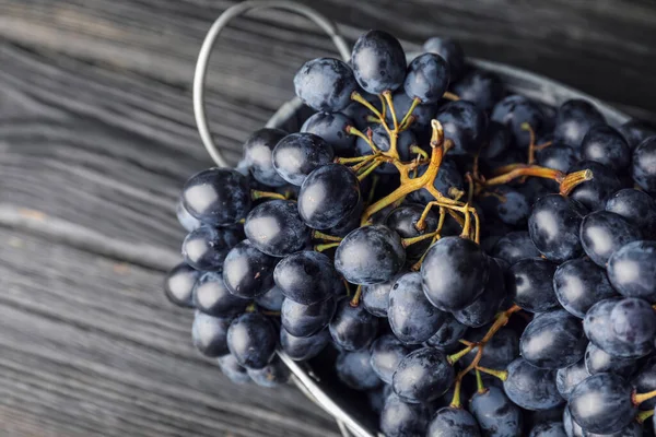 Cesta Con Uvas Maduras Dulces Mesa — Foto de Stock