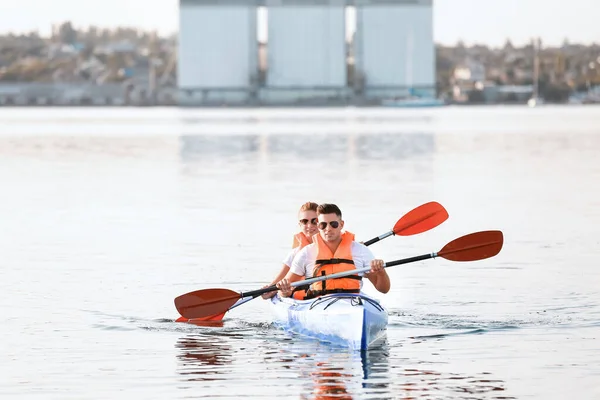 Junges Paar Paddelt Fluss — Stockfoto