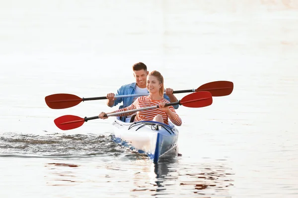 Young Couple Kayaking River — Stock Photo, Image