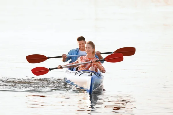 Jeune Couple Kayak Rivière — Photo