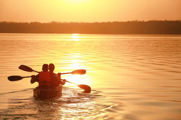 Young Couple Kayaking River Sunset — Stock Photo, Image