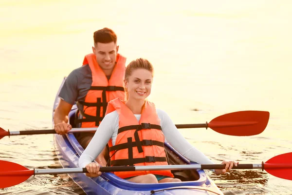 Casal Jovem Caiaque Rio — Fotografia de Stock