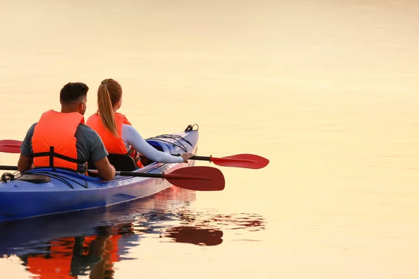 Genç Çift Nehirde Kayak Yapıyor — Stok fotoğraf