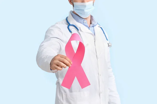 Lekarz Masce Medycznej Różową Wstążką Tle Koloru Koncepcja Świadomości Raka — Zdjęcie stockowe
