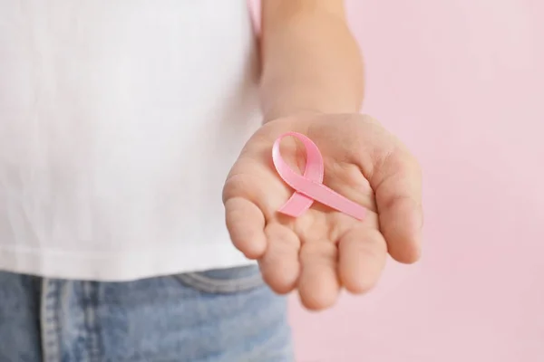 Mujer Con Cinta Rosa Sobre Fondo Color Primer Plano Concepto — Foto de Stock