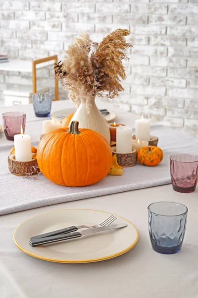 Beau Décor Table Avec Des Citrouilles Dans Salle Manger — Photo