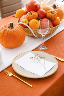 Yemek odasında balkabakları olan güzel bir masa.